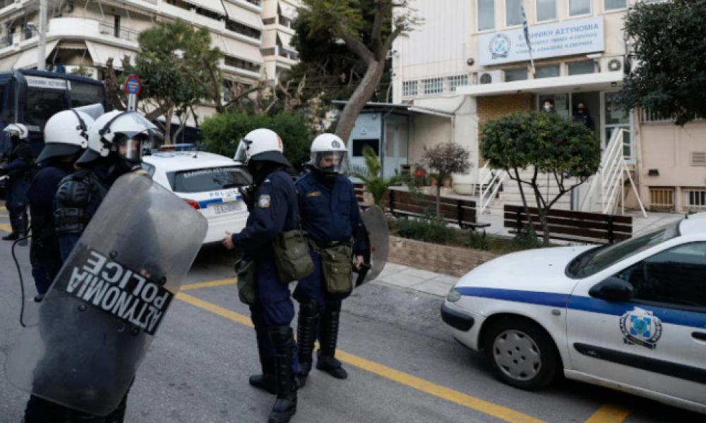 Δικηγόροι για Νέα Σμύρνη: Να τεθούν σε διαθεσιμότητα οι εμπλεκόμενοι αστυνομικοί